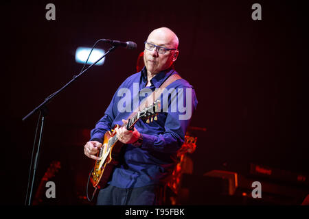 Milano, 10 maggio. Mark Knopfler suona dal vivo al Mediolanum Forum di Assago, Milano Italia. Copyright Davide Merli / Alamy Foto Stock