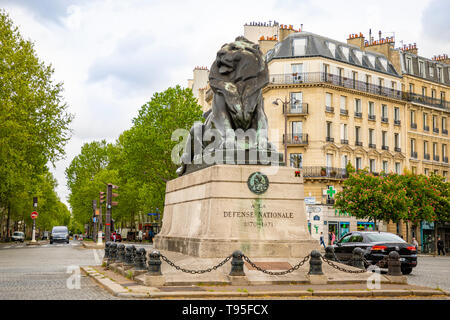 Parigi, Francia - 24.04.2019: Leone di f Belfort statua a Denfert Rochereau piazza di Parigi, Francia Foto Stock