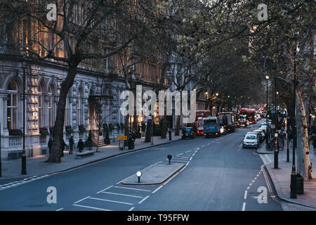 London, Regno Unito - 13 Aprile 2019: il traffico su Northumberland Avenue, una strada della città di Westminster, Londra, in esecuzione da Trafalgar Square in occidente a t Foto Stock