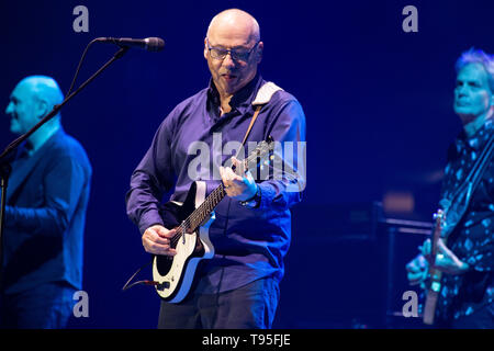 Milano, 10 maggio. Mark Knopfler suona dal vivo al Mediolanum Forum di Assago, Milano Italia. Copyright Davide Merli / Alamy Foto Stock