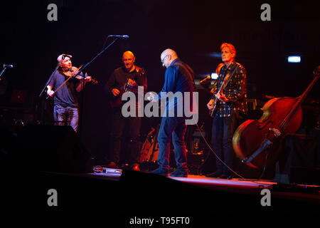 Milano, 10 maggio. Mark Knopfler suona dal vivo al Mediolanum Forum di Assago, Milano Italia. Copyright Davide Merli / Alamy Foto Stock