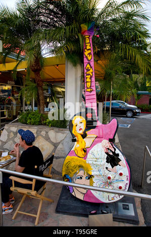 Cyndi Lauper chitarra sulla striscia di tramonto vicino a Mel's Diner Foto Stock