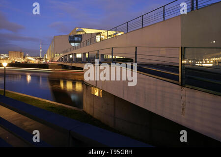 Cancelleria tedesca (Bundeskanzleramt) sulle rive del fiume Spree, Berlino, Germania. Foto Stock