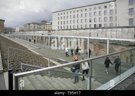 La Topografia del terrore, il muro di Berlino e Detlev-Rohwedder-Haus edificio (precedentemente il RLM / Aria nazista Ministero edificio in WW2), Berlino, Germania. Foto Stock