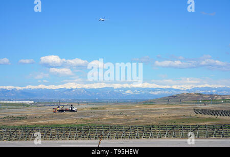 DENVER, CO -11 maggio 2019- vista di un aereo da United Airlines (UA) prendendo il largo all'Aeroporto Internazionale di Denver, o DIA (DEN), al di sopra del Rocky Mo Foto Stock