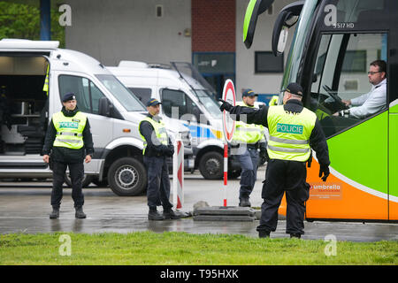 Rozvadov, Repubblica Ceca. 16 Maggio, 2019. Una polizia ceca esercizio iniziato oggi sul confine con la Germania, concentrandosi su una possibile reintroduzione dei controlli alle frontiere con 12 traversate in west-Bohemian Plzen Regione, Repubblica ceca, 16 maggio 2019. L'esercizio durerà fino a venerdì e circa 1.200 persone parteciperanno, tra cui i soldati, vigili del fuoco, i doganieri, prison service e rappresentanti del settore sanitario nonché 12 personale tedesco. Credito: Miroslav Chaloupka/CTK foto/Alamy Live News Foto Stock