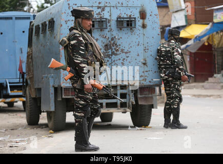 Srinagar, Indiano-controllato del Kashmir. 16 Maggio, 2019. Paramilitari indiano troopers guardia vicino al sito di un gunfight al distretto di Pulwama, circa 50 km a sud di Srinagar, la capitale estiva di Indiano-Kashmir controllata, 16 maggio 2019. Come molti come tre terroristi e un Indiano Armyman sono stati uccisi nel corso di un incontro nel distretto di Pulwama dell India-controllato Jammu e Kashmir giovedì, la polizia locale ha confermato. Credito: Javed Dar/Xinhua/Alamy Live News Foto Stock