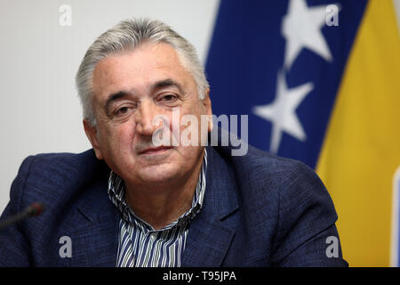 Sarajevo, Bosnia ed Erzegovina. 15 Maggio, 2019. Veljko Odalovic, segretario generale del Ministero degli Affari Esteri di Serbia, parla dopo la cerimonia della firma del protocollo sulla determinazione del cosiddetto tripoint tra la Bosnia Erzegovina e Serbia e Montenegro, a Sarajevo, Bosnia e Erzegovina, 15 maggio 2019. Credito: Nedim Grabovica/Xinhua/Alamy Live News Foto Stock