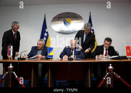 Sarajevo. 15 Maggio, 2019. Foto scattata il 15 Maggio 2019 mostra la cerimonia della firma del protocollo sulla determinazione del cosiddetto tripoint tra la Bosnia Erzegovina e Serbia e Montenegro, a Sarajevo, Bosnia ed Erzegovina. Credito: Nedim Grabovica/Xinhua/Alamy Live News Foto Stock