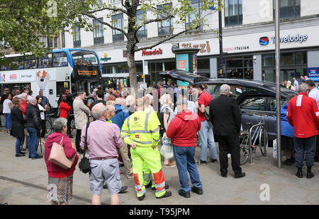 Piccadilly Gardens, Manchester, Regno Unito, 16 maggio, 2019. Il funerale di Manchester Piccadilly 'rat' Ray Boddington si terrà a Salford. Il trasporto funebre la sua bara parcheggiata nel centro della città di dare agli amici la possibilità di pagare i loro punti di vista. La strada popolare intrattenitore è morto in ospedale dopo essere stato colpito da una fermata del tram. Piccadilly Gardens, Manchester. Credito: Barbara Cook/Alamy Live News Foto Stock