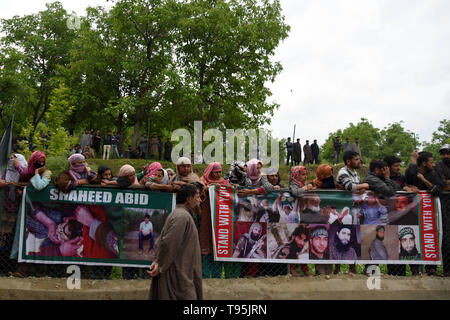 Srinagar Kashmir. 16 maggio 2019. Gli abitanti di un villaggio del Kashmir visto durante il corteo funebre di uccisi JeM militante Naseer Ahmed Pandit presso la sua residenza di Pulwama, a sud di Srinagar.Tre militanti, un esercito uomo e un civile sono stati uccisi in una feroce gunfight che scoppiò in Dalipora area di Pulwama città nel sud del Kashmir il giovedì mattina. Credito: Idrees Abbas SOPA/images/ZUMA filo/Alamy Live News Foto Stock