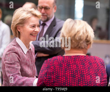 14 maggio 2019, Belgio, Brüssel: 14.05.2019, il Belgio, Bruxelles: Tedesco il Ministro della Difesa, Ursula von der Leyen (anteriore) sta parlando con una controparte prima di unirsi a difesa e i ministri degli affari esteri riuniti con i loro omologhi del G5 Paesi del Sahel, in Europa il Consiglio dell'Unione europea ha sede a Bruxelles in Belgio, il 14 maggio 2019 - nessun filo SERVICE Foto: Thierry Monasse/dpa Foto Stock