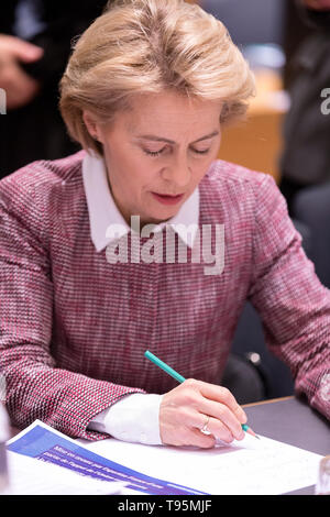 14 maggio 2019, Belgio, Brüssel: 14.05.2019, il Belgio, Bruxelles: Tedesco il Ministro della Difesa, Ursula von der Leyen è in attesa prima di unirsi a difesa e i ministri degli affari esteri riuniti con i loro omologhi del G5 Paesi del Sahel, in Europa il Consiglio dell'Unione europea ha sede a Bruxelles in Belgio, il 14 maggio 2019 - nessun filo SERVICE Foto: Thierry Monasse/dpa Foto Stock