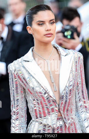 Cannes, Francia. 16 Maggio, 2019. CANNES - 16 Maggio: Sara Sampaio arriva alla premiere di ' ROCKETMAN ' durante il 2019 Festival di pellicola di Cannes il 16 maggio 2019 presso il Palais des Festivals in Cannes, Francia. (Foto di Lyvans Boolaky/imageSPACE) Credito: Imagespace/Alamy Live News Foto Stock