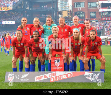 St Louis, Stati Uniti d'America. 16 Maggio, 2019. La US National Soccer team pone prima internazionale delle donne partita di calcio tra gli Stati Uniti e la Nuova Zelanda, al Busch Stadium di St Louis, MO. Kevin Langley/Sports South Media/CSM/Alamy Live News Foto Stock