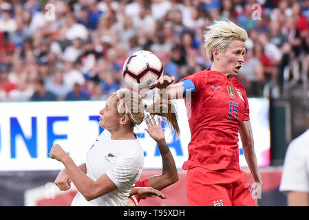 St Louis, Stati Uniti d'America. 16 Maggio, 2019. Nuova Zelanda avanti Rosie bianco (13) testine a buttare in passato negli Stati Uniti avanti Megan Rapinoe (15) durante l'invio di serie off come gli Stati Uniti Nazionale Femminile ha ospitato la Nuova Zelanda al Busch Stadium di St Louis City, MO Ulreich/CSM/Alamy Live News Foto Stock