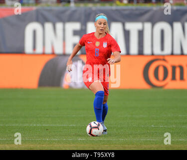 St Louis, Stati Uniti d'America. 16 Maggio, 2019. Il centrocampista statunitense, Julie Ertz (8), sposta la sfera downfield durante internazionale delle donne partita di calcio tra gli Stati Uniti e la Nuova Zelanda, al Busch Stadium di St Louis, MO. Kevin Langley/Sports South Media/CSM/Alamy Live News Foto Stock