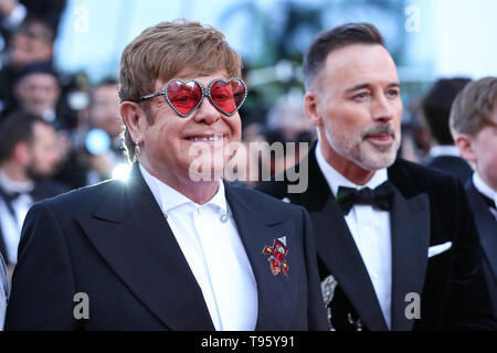 Cannes, Francia. 16 Maggio, 2019. Produttore di Elton John (L) pone sul tappeto rosso per la premiere del film 'Rocketman" presso la 72a Cannes Film Festival di Cannes, Francia, il 16 maggio 2019. La 72a Cannes Film Festival è qui tenuto dal 14 al 25 maggio. Credito: Zhang Cheng/Xinhua/Alamy Live News Foto Stock