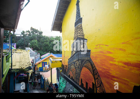 Jakarta. 16 Maggio, 2019. Foto scattata il 16 Maggio 2019 mostra lo scenario del villaggio Jodipan a Malang, Java Orientale, Indonesia. Jodipan è ben noto per le sue case colorate. Credito: Du Yu/Xinhua/Alamy Live News Foto Stock