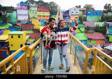 Jakarta, Indonesia. 16 Maggio, 2019. Le persone prendono selfie presso il villaggio Jodipan a Malang, East Java, Indonesia, 16 maggio 2019. Jodipan è ben noto per le sue case colorate. Credito: Du Yu/Xinhua/Alamy Live News Foto Stock