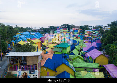 Jakarta. 16 Maggio, 2019. Foto scattata il 16 Maggio 2019 mostra lo scenario del villaggio Jodipan a Malang, Java Orientale, Indonesia. Jodipan è ben noto per le sue case colorate. Credito: Du Yu/Xinhua/Alamy Live News Foto Stock