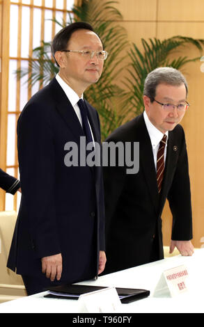 Tokyo, Giappone. Il 17 maggio 2019. Top cinese diplomatico e politico membro dell'Ufficio di presidenza Yang Jiechi (L) e l'ambasciatore cinese in Giappone Cheng Yonghua (R) sono accolti dal giapponese il Ministro degli esteri Taro Kono per i loro colloqui a Kono dell'ufficio di Tokyo il venerdì 17 maggio, 2019. Yang è ora in Giappone per tenere colloqui con i funzionari giapponesi come presidente cinese Xi Jinping sarà in visita in Giappone per il vertice del G20 riuniti in Osaka il mese prossimo. Credito: Yoshio Tsunoda/AFLO/Alamy Live News Foto Stock