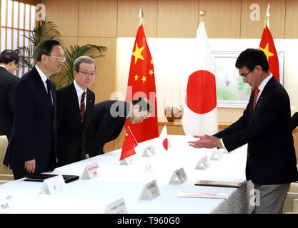 Tokyo, Giappone. Il 17 maggio 2019. Top cinese diplomatico e politico membro dell'Ufficio di presidenza Yang Jiechi (L) e l'ambasciatore cinese in giappone Cheng Yonghua (2 L) sono accolti dal giapponese il Ministro degli esteri Taro Kono per i loro colloqui a Kono dell'ufficio di Tokyo il venerdì 17 maggio, 2019. Yang è ora in Giappone per tenere colloqui con i funzionari giapponesi come presidente cinese Xi Jinping sarà in visita in Giappone per il vertice del G20 riuniti in Osaka il mese prossimo. Credito: Yoshio Tsunoda/AFLO/Alamy Live News Foto Stock