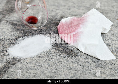 Osterode am Harz in Germania. 16 Maggio, 2019. Illustrazione - un vetro di un po' di vino rosso si trova su un tappeto accanto a macchie fresche spolverate con un pizzico di sale e un tovagliolo di carta. Frank Maggio/picture alliance Credit: Frank Maggio/picture alliance/dpa/Alamy Live News Foto Stock