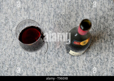 Osterode am Harz in Germania. 16 Maggio, 2019. Illustrazione - un bicchiere di vino rosso sorge accanto per aprire una bottiglia di vino rosso. Credito: Frank Maggio/picture alliance. Credito: Frank Maggio/picture alliance/dpa/Alamy Live News Foto Stock