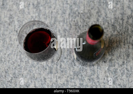 Osterode am Harz in Germania. 16 Maggio, 2019. Illustrazione - un bicchiere di vino rosso sorge accanto per aprire una bottiglia di vino rosso. Credito: Frank Maggio/picture alliance. Credito: Frank Maggio/picture alliance/dpa/Alamy Live News Foto Stock