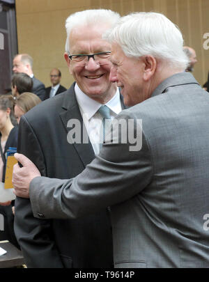 Berlino, Germania. Il 17 maggio 2019. Volker Bouffier (CDU, r), Ministro del Presidente dello Stato di Hesse, e Winfried Kretschmann (Bündnis90/Grüne), il Ministro Presidente del Land Baden-Württemberg, converse all inizio del Bundesrat sessione. Credito: Wolfgang Kumm/dpa/Alamy Live News Foto Stock