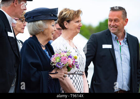 Harreveld, Paesi Bassi. Il 17 maggio 2019. HARREVELD, 17-05-2019, Princess Beatrix visitando bicentenario windmill 'Hermien' in credito Harreveld: Pro scatti/Alamy Live News Foto Stock