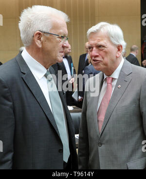 Berlino, Germania. Il 17 maggio 2019. Volker Bouffier (CDU, r), Ministro del Presidente dello Stato di Hesse, e Winfried Kretschmann (Bündnis90/Grüne), il Ministro Presidente del Land Baden-Württemberg, converse all inizio del Bundesrat sessione. Credito: Wolfgang Kumm/dpa/Alamy Live News Foto Stock