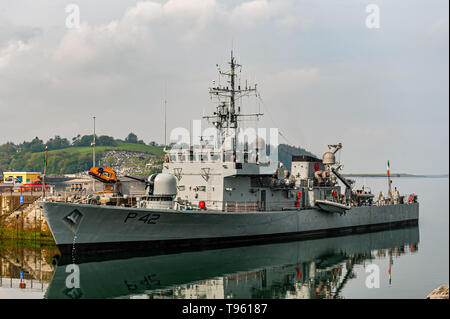 Bantry, West Cork, Irlanda. Il 17 maggio 2019. 'LE Ciara', la marina irlandese nave pattuglia, è attualmente ormeggiato presso la nuova marina di Bantry, la prima volta che un irlandese di mezzi navali ha attraccato esiste dal 1986. Ella verrà ormeggiato a Bantry per il weekend. Credito: Andy Gibson/Alamy Live News. Credito: Andy Gibson/Alamy Live News Foto Stock