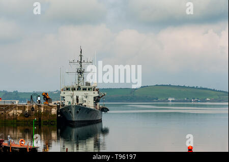 Bantry, West Cork, Irlanda. Il 17 maggio 2019. 'LE Ciara', la marina irlandese nave pattuglia, è attualmente ormeggiato presso la nuova marina di Bantry, la prima volta che un irlandese di mezzi navali ha attraccato esiste dal 1986. Ella verrà ormeggiato a Bantry per il weekend. Credito: Andy Gibson/Alamy Live News. Credito: Andy Gibson/Alamy Live News Foto Stock