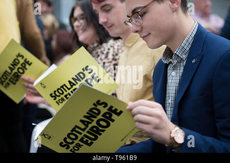 Glasgow, Regno Unito. Il 17 maggio 2019. Nicola lo storione, il Primo Ministro e il leader del Partito nazionale scozzese, lancia i SNP Unione Manifesto elettorale Nel Barras in Glasgow east end di oggi. La SNP desidera interrompere Brexit e mantenere i legami con i nostri vicini europei e partner commerciali. Credito: Colin Fisher/Alamy Live News Foto Stock