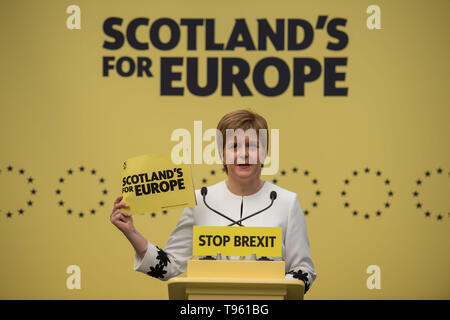 Glasgow, Regno Unito. Il 17 maggio 2019. Nicola lo storione, il Primo Ministro e il leader del Partito nazionale scozzese, lancia i SNP Unione Manifesto elettorale Nel Barras in Glasgow east end di oggi. La SNP desidera interrompere Brexit e mantenere i legami con i nostri vicini europei e partner commerciali. Credito: Colin Fisher/Alamy Live News Foto Stock