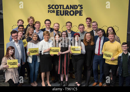 Glasgow, Regno Unito. Il 17 maggio 2019. Nicola lo storione, il Primo Ministro e il leader del Partito nazionale scozzese, lancia i SNP Unione Manifesto elettorale Nel Barras in Glasgow east end di oggi. La SNP desidera interrompere Brexit e mantenere i legami con i nostri vicini europei e partner commerciali. Credito: Colin Fisher/Alamy Live News Foto Stock