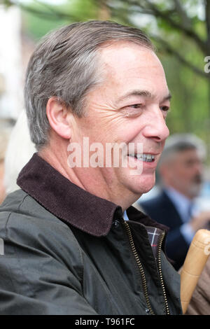 Dudley, West Midlands, England, Regno Unito - Venerdì 17 Maggio 2019 - Nigel Farage incontra il pubblico durante la Brexit Party tour evento a Dudley, West Midlands in anticipo delle prossime settimane le elezioni del Parlamento europeo - Il comune di Dudley votato 67% a favore di lasciare l'UE nel 2016 referendum. Foto Steven Maggio / Alamy Live News Foto Stock