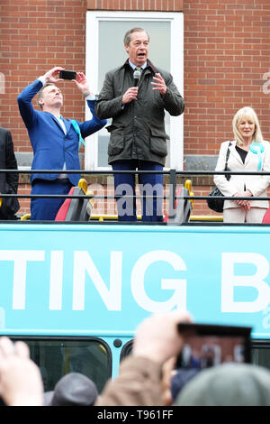 Dudley, West Midlands, England, Regno Unito - Venerdì 17 Maggio 2019 - Nigel Farage parla al pubblico dalla sua battaglia bus durante il Brexit Party tour evento a Dudley, West Midlands in anticipo delle prossime settimane le elezioni del Parlamento europeo - Il comune di Dudley votato 67% a favore di lasciare l'UE nel 2016 referendum. Foto Steven Maggio / Alamy Live News Foto Stock
