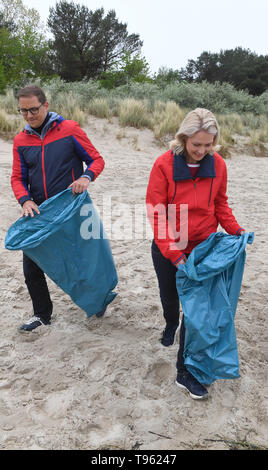 Zinnowitz, Germania. Il 17 maggio 2019. Patrick Dahlemann (SPD), Segretario di Stato parlamentare per Vorpommern, e Manuela Schwesig (SPD), il Primo Ministro del meclemburgopomerania occidentale, per prendere parte alla prima grande spiaggia tedesco cleanup, una spiaggia campagna di pulizia sull'isola di Usedom. Sulla prima spiaggia pulita fino al giorno gli aiutanti in streaming in dieci posizioni con sacchi della spazzatura per raccogliere scartato e lavato l'immondizia. L'isola ha 42 chilometri di spiaggia. Credito: dpa picture alliance/Alamy Live News Foto Stock