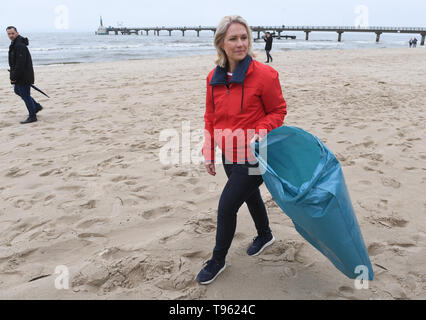 Zinnowitz, Germania. Il 17 maggio 2019. Manuela Schwesig (SPD), il Primo ministro di Mecklenburg-Vorpommern, prende parte alla prima grande spiaggia tedesco cleanup, una spiaggia campagna di pulizia sull'isola di Usedom. Sulla prima spiaggia pulita fino al giorno gli aiutanti in streaming in dieci posizioni con sacchi della spazzatura per raccogliere scartato e lavato l'immondizia. L'isola ha 42 chilometri di spiaggia. Secondo il Ministero dell'ambiente, rifiuti marino resta un grave problema, 80 per cento dei quali è registrato da terra. Credito: dpa picture alliance/Alamy Live News Foto Stock