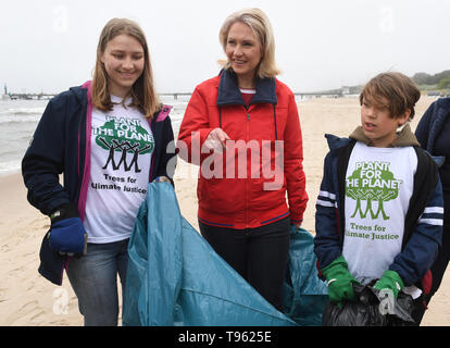 Zinnowitz, Germania. Il 17 maggio 2019. Manuela Schwesig (SPD, M), il Primo Ministro del Meclemburgopomerania Occidentale, e gli studenti Maike (l) e Yannic prendere parte alla prima grande Beachcleanup tedesco, una spiaggia azione di pulizia sull'isola di Usedom. Sulla prima spiaggia pulita fino al giorno gli aiutanti in streaming in dieci posizioni con sacchi della spazzatura per raccogliere scartato e lavato l'immondizia. L'isola ha 42 chilometri di spiaggia. Secondo il Ministero dell'ambiente, rifiuti marino resta un grave problema, 80 per cento dei quali è registrato da terra. Credito: dpa picture alliance/Alamy Live News Foto Stock