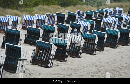 Zinnowitz, Germania. Il 17 maggio 2019. Spiaggia vuota sedie stand presso la spiaggia della località balneare di Zinnowitz sull'isola di Usedom. Credito: Stefan Sauer/dpa-Zentralbild/ZB/dpa/Alamy Live News Foto Stock