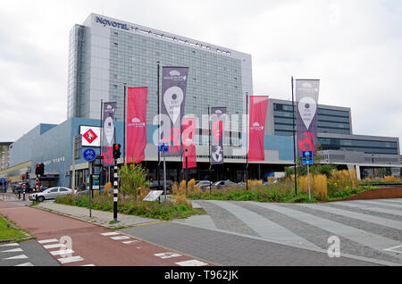 Hotel Novotel Den Haag World Forum, un edificio grande e moderno a fianco del World Forum Convention center rivestito in vetro di tamponamento Foto Stock