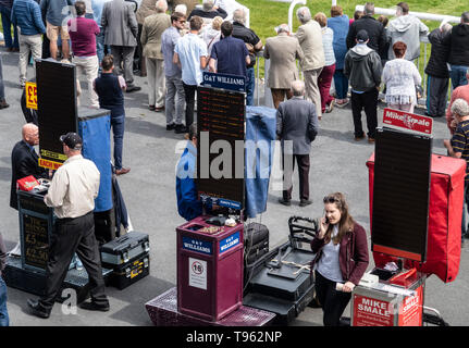 Via lato bookmakers a Newton Abbot racecourse, Devon, Regno Unito. Allibratore a gare, cavallo corso racoing. Foto Stock