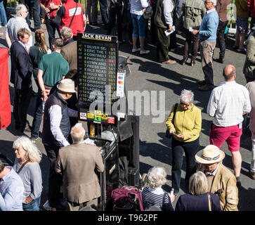 Via lato bookmakers a Newton Abbot racecourse, Devon, Regno Unito. Allibratore a gare, cavallo corso racoing. Foto Stock