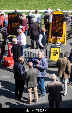 Via lato bookmakers a Newton Abbot racecourse, Devon, Regno Unito. Allibratore a gare, cavallo corso racoing. Foto Stock