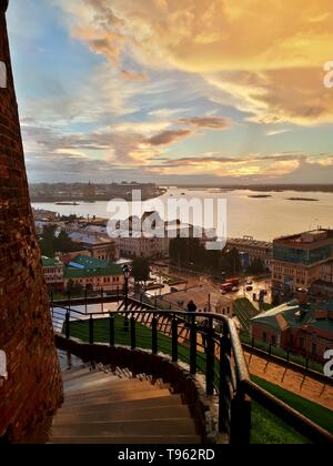 Vista da Nizhny Novgorod Cremlino alla confluenza della Oka e fiumi Volga dopo la pioggia Foto Stock