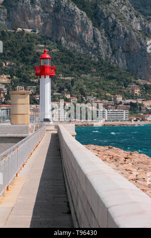Faro sul molo. Mentone, Nice, Francia Foto Stock
